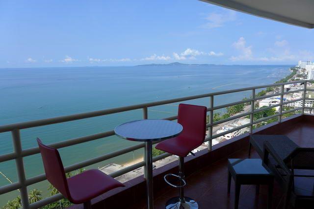 Condominium for sale in Jomtien showing the balcony view Condominium for sale in Jomtien showing the balcony view