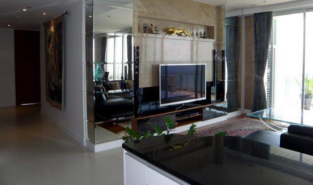 Condominium for sale Pattaya The Cove showing the living room Condominium for sale Pattaya The Cove showing the living room