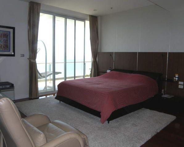 Condominium for sale Pattaya The Cove showing the master bedroom Condominium for sale Pattaya The Cove showing the master bedroom