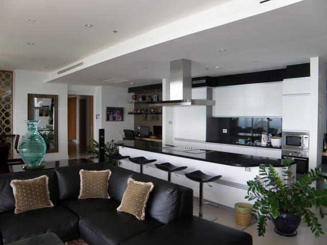 Condominium for sale Pattaya The Cove showing the living and kitchen areas Condominium for sale Pattaya The Cove showing the living and kitchen areas