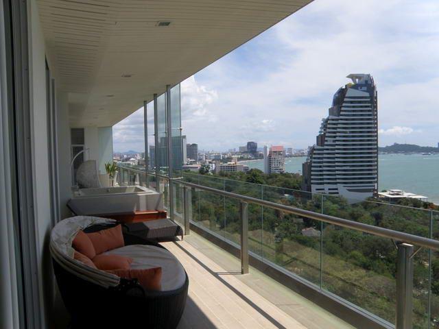 Condominium for sale Pattaya The Cove showing the balcony with Jacuzzi and sea view Condominium for sale Pattaya The Cove showing the balcony with Jacuzzi and sea view