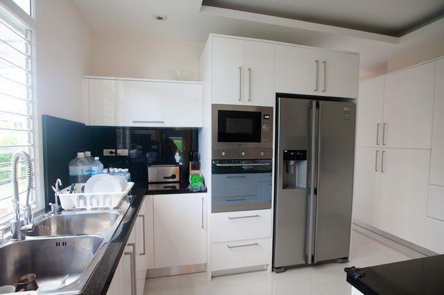 House for sale Na Jomtien Pattaya showing the kitchen area House for sale Na Jomtien Pattaya showing the kitchen area