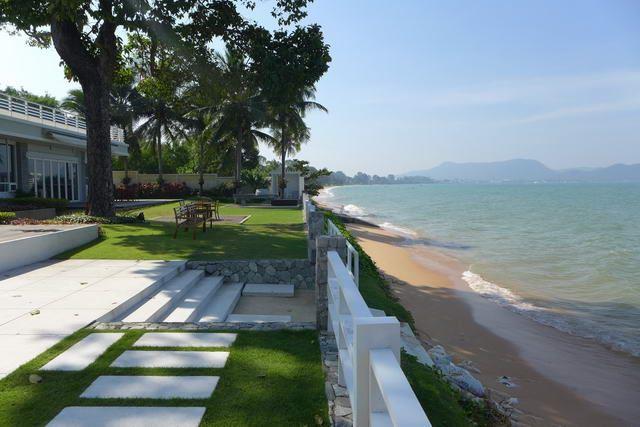 House for sale Na Jomtien Pattaya showing the beachfront club house House for sale Na Jomtien Pattaya showing the beachfront club house