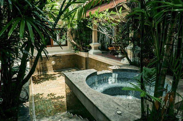 House for sale at Na Jomtien Pattaya showing the swimming pool and Jacuzzi House for sale at Na Jomtien Pattaya showing the swimming pool and Jacuzzi