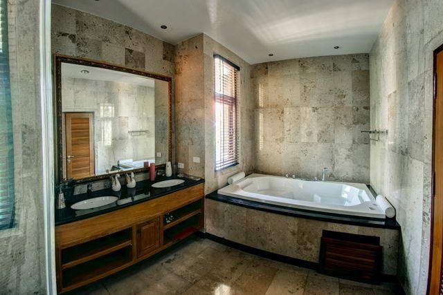 House for sale at Na Jomtien Pattaya showing the bathroom House for sale at Na Jomtien Pattaya showing the bathroom