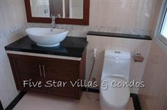 Condominium for rent on Jomtien Beach showing a bathroom