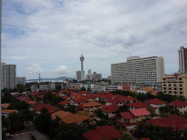 Condominium for sale Jomtien showing the balcony view Condominium for sale Jomtien showing the balcony view