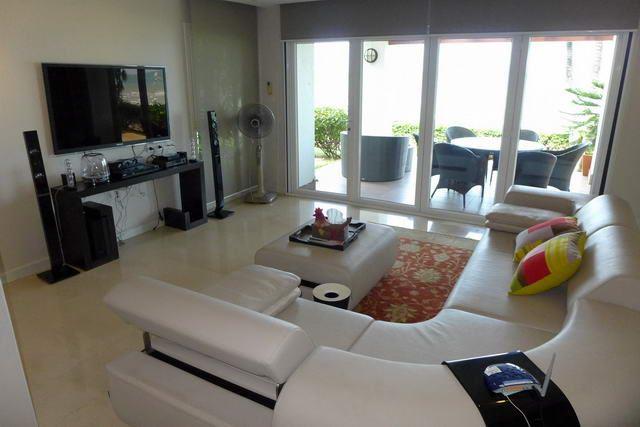 Condominium for sale Naklua showing the living room and al fresco dining terrace Condominium for sale Naklua showing the living room and al fresco dining terrace