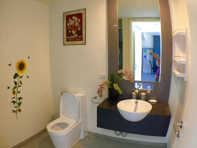 Condominium for sale at Zire Pattaya showing the bathroom Condominium for sale at Zire Pattaya showing the bathroom