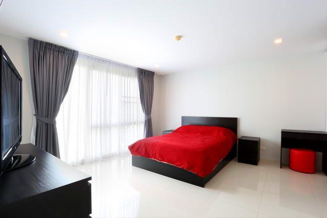 Condominium For Sale Pattaya showing the bedroom suite Condominium For Sale Pattaya showing the bedroom suite