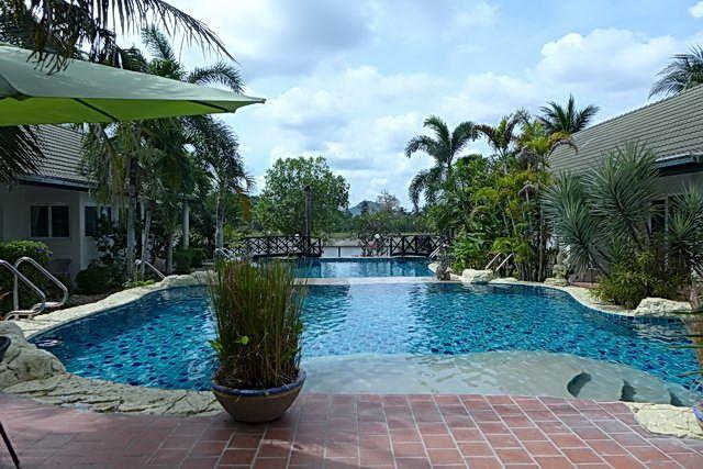 Commercial for sale Phoenix Pattaya showing the 2-tier swimming pool Commercial for sale Phoenix Pattaya showing the 2-tier swimming pool