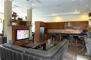 Commercial for sale Phoenix Pattaya showing the living and kitchen areas