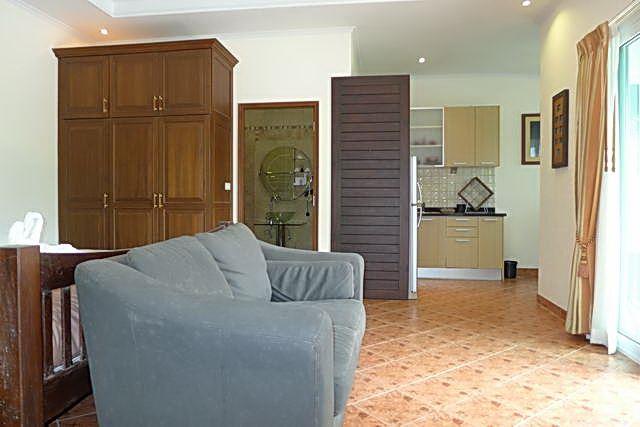 Commercial for sale Phoenix Pattaya showing a self contained studio suite Commercial for sale Phoenix Pattaya showing a self contained studio suite