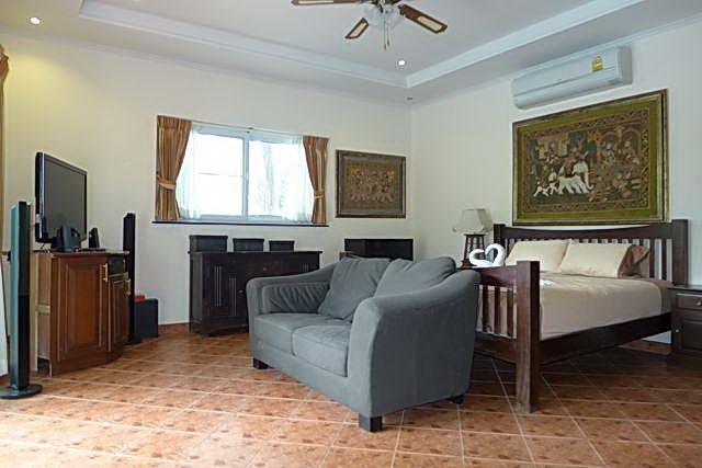 Commercial for sale Phoenix Pattaya showing a studio suite Commercial for sale Phoenix Pattaya showing a studio suite