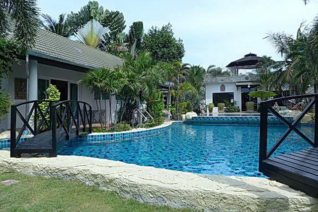 Commercial for sale Phoenix Pattaya showing the swimming pool and accommodation