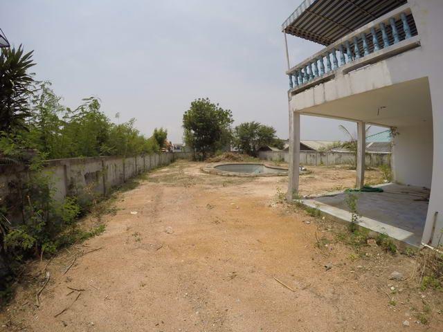 Land for sale Pattaya showing the land and derelict house in reverse view Land for sale Pattaya showing the land and derelict house in reverse view