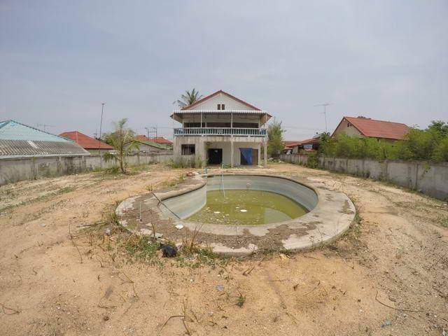 Land for sale Pattaya showing the land and derelict house potential Land for sale Pattaya showing the land and derelict house potential
