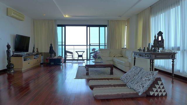 Condominium for sale in Na Jomtien showing the living room Condominium for sale in Na Jomtien showing the living room