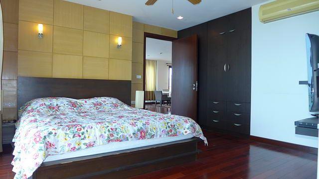 Condominium for sale in Na Jomtien showing the master bedroom Condominium for sale in Na Jomtien showing the master bedroom