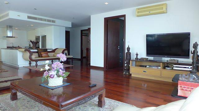 Condominium for sale in Na Jomtien showing the living and kitchen areas Condominium for sale in Na Jomtien showing the living and kitchen areas
