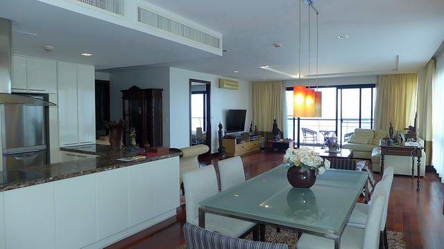Condominium for sale in Na Jomtien showing the dining and kitchen areas Condominium for sale in Na Jomtien showing the dining and kitchen areas
