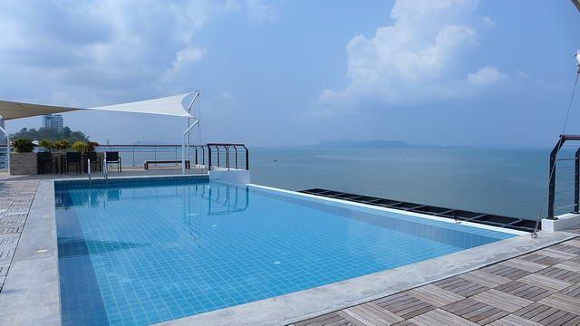 Condominium for sale in Na Jomtien showing the roof top swimming pool Condominium for sale in Na Jomtien showing the roof top swimming pool