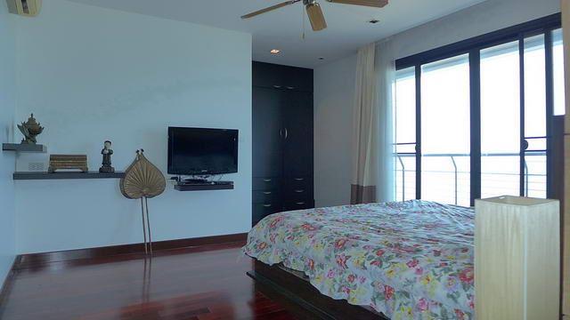 Condominium for sale in Na Jomtien showing the bedroom suite Condominium for sale in Na Jomtien showing the bedroom suite