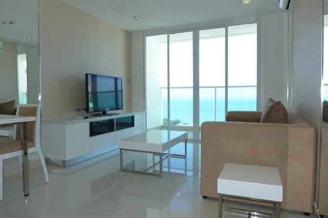 Condominium For Sale Pratumnak showing the living and balcony Condominium For Sale Pratumnak showing the living and balcony