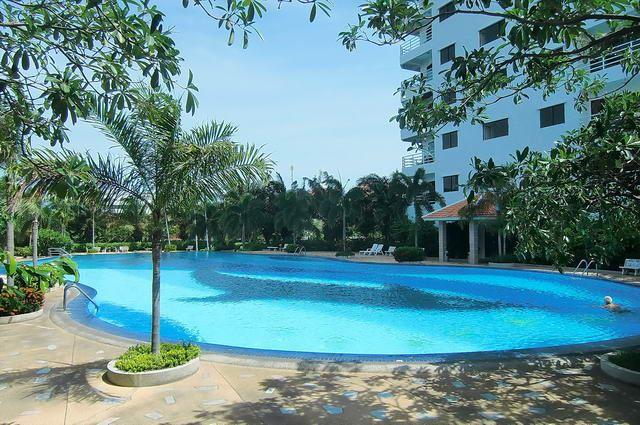 Condominium for sale Jomtien showing the building and swimming pool Condominium for sale Jomtien showing the building and swimming pool