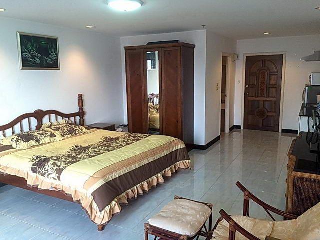 Condominium for sale Jomtien showing the bedroom and living area Condominium for sale Jomtien showing the bedroom and living area