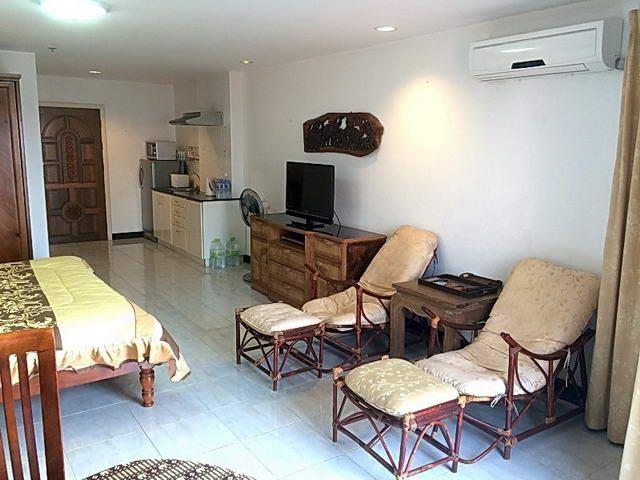 Condominium For Sale Jomtien showing the living and kitchen areas Condominium For Sale Jomtien showing the living and kitchen areas