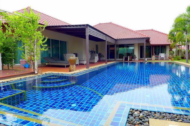 House for sale Huay Yai showing the house and pool House for sale Huay Yai showing the house and pool