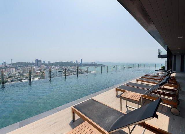 Condominium for sale Pattaya showing the communal swimming pool Condominium for sale Pattaya showing the communal swimming pool