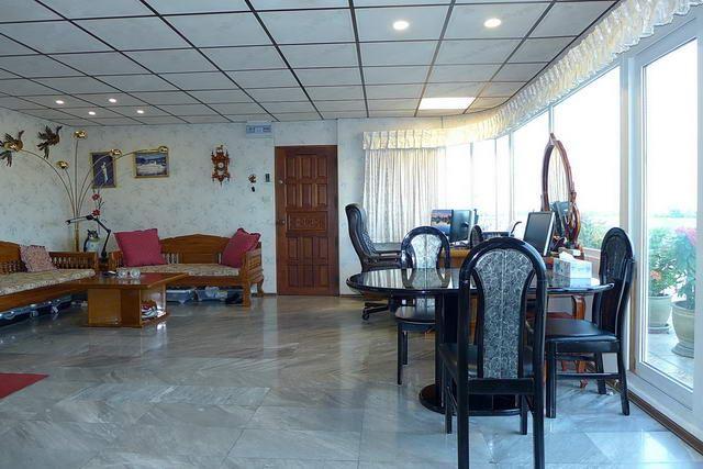 Condominium for sale Pattaya showing the living and dining areas Condominium for sale Pattaya showing the living and dining areas