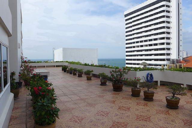 Condominium for sale Pattaya showing the garden terrace Condominium for sale Pattaya showing the garden terrace