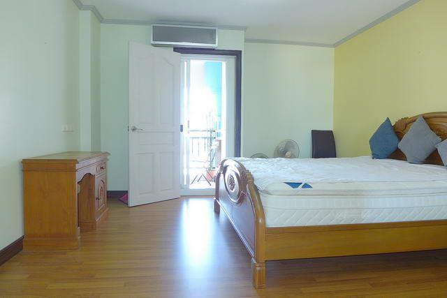 Condominium for sale Pattaya showing the bedroom and a balcony Condominium for sale Pattaya showing the bedroom and a balcony