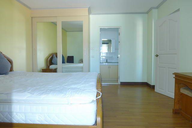 Condominium for sale Pattaya showing the bedroom suite Condominium for sale Pattaya showing the bedroom suite