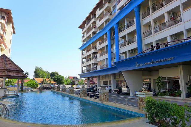 Condominium for sale Pattaya showing the communal swimming pool Condominium for sale Pattaya showing the communal swimming pool