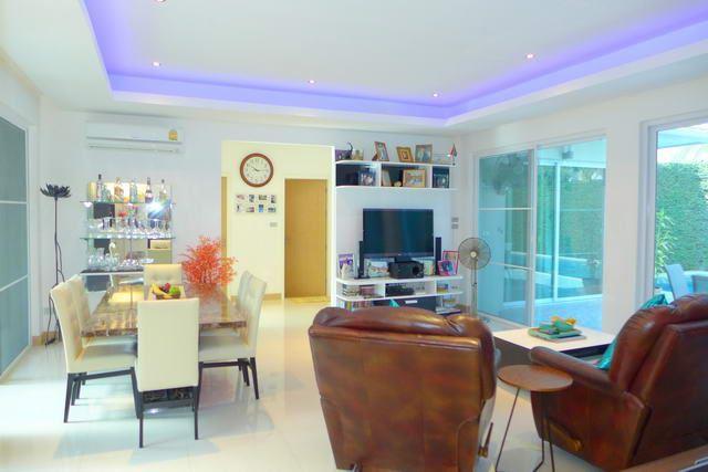 House for sale East Pattaya showing the living and dining area House for sale East Pattaya showing the living and dining area