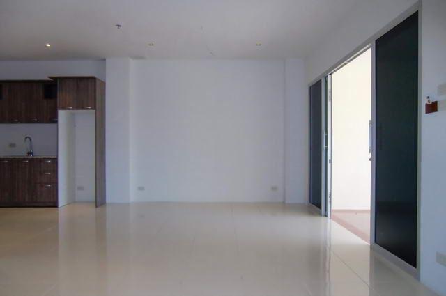 Condominium for sale at Phratamnak showing the dining kitchen area Condominium for sale at Phratamnak showing the dining kitchen area