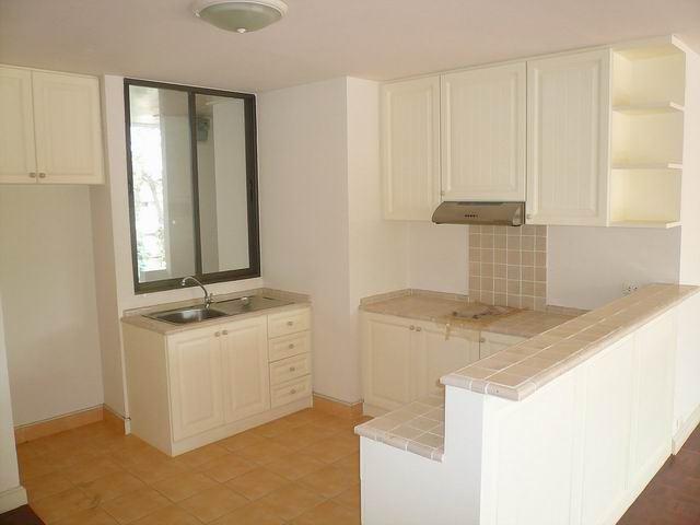 Condominium for sale in Jomtien showing the large kitchen area Condominium for sale in Jomtien showing the large kitchen area