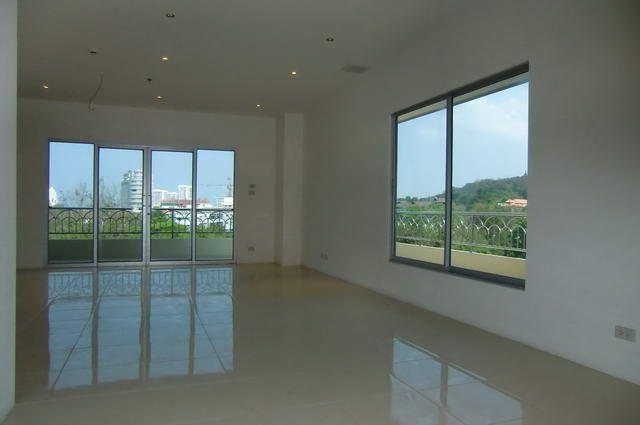 Condominium for sale on Phratamnak showing the living area Condominium for sale on Phratamnak showing the living area