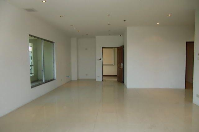 Condominium for sale on Phratamnak showing the master bedroom Condominium for sale on Phratamnak showing the master bedroom