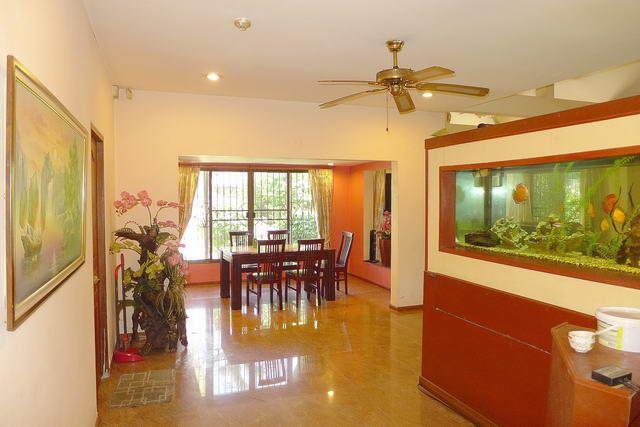 House for sale Pattaya showing the dining area House for sale Pattaya showing the dining area