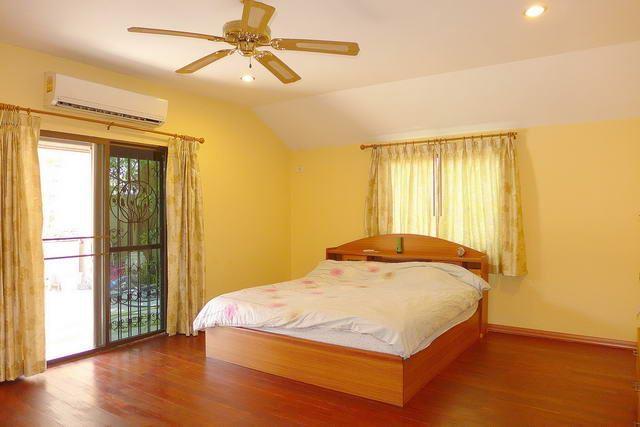 House for sale Pattaya showing the master bedroom House for sale Pattaya showing the master bedroom