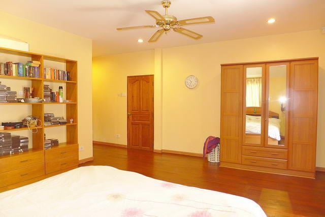 House for sale Pattaya showing the bedroom suite House for sale Pattaya showing the bedroom suite