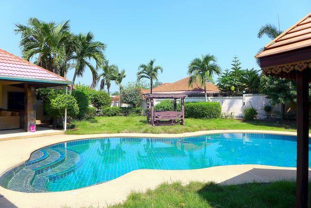 House for sale Pattaya showing the private swimming pool House for sale Pattaya showing the private swimming pool