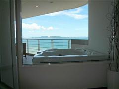 Condominium for sale in Na Jomtien showing the balcony Jacuzzi