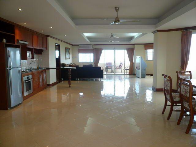 Condominium for sale in Na Jomtien showing the large living area Condominium for sale in Na Jomtien showing the large living area