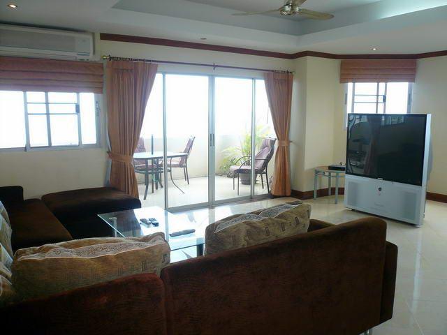 Condominium for sale in Na Jomtien showing the sitting area and TV Condominium for sale in Na Jomtien showing the sitting area and TV
